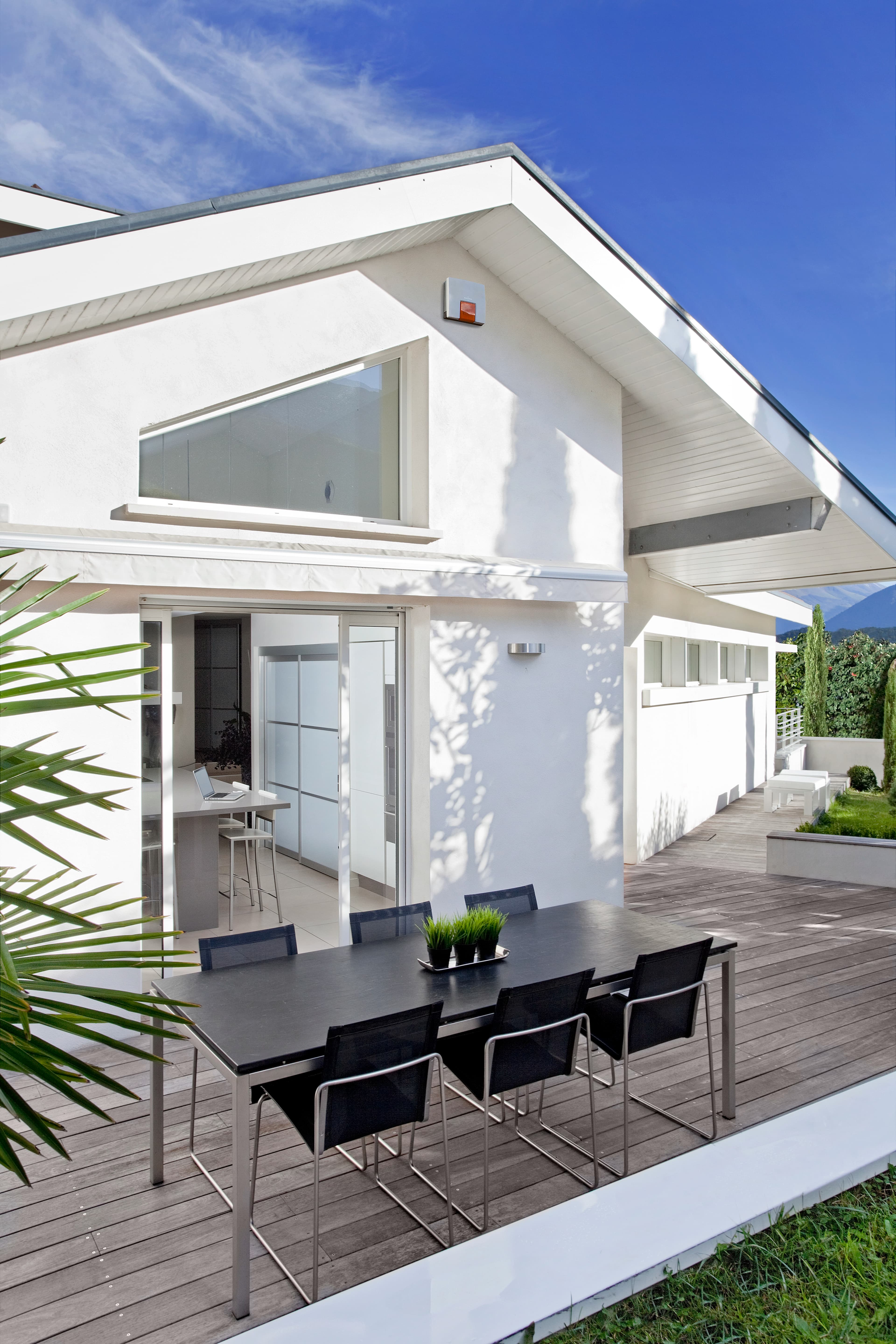 Vue d'une alarme de sécurité installée sur une terrasse